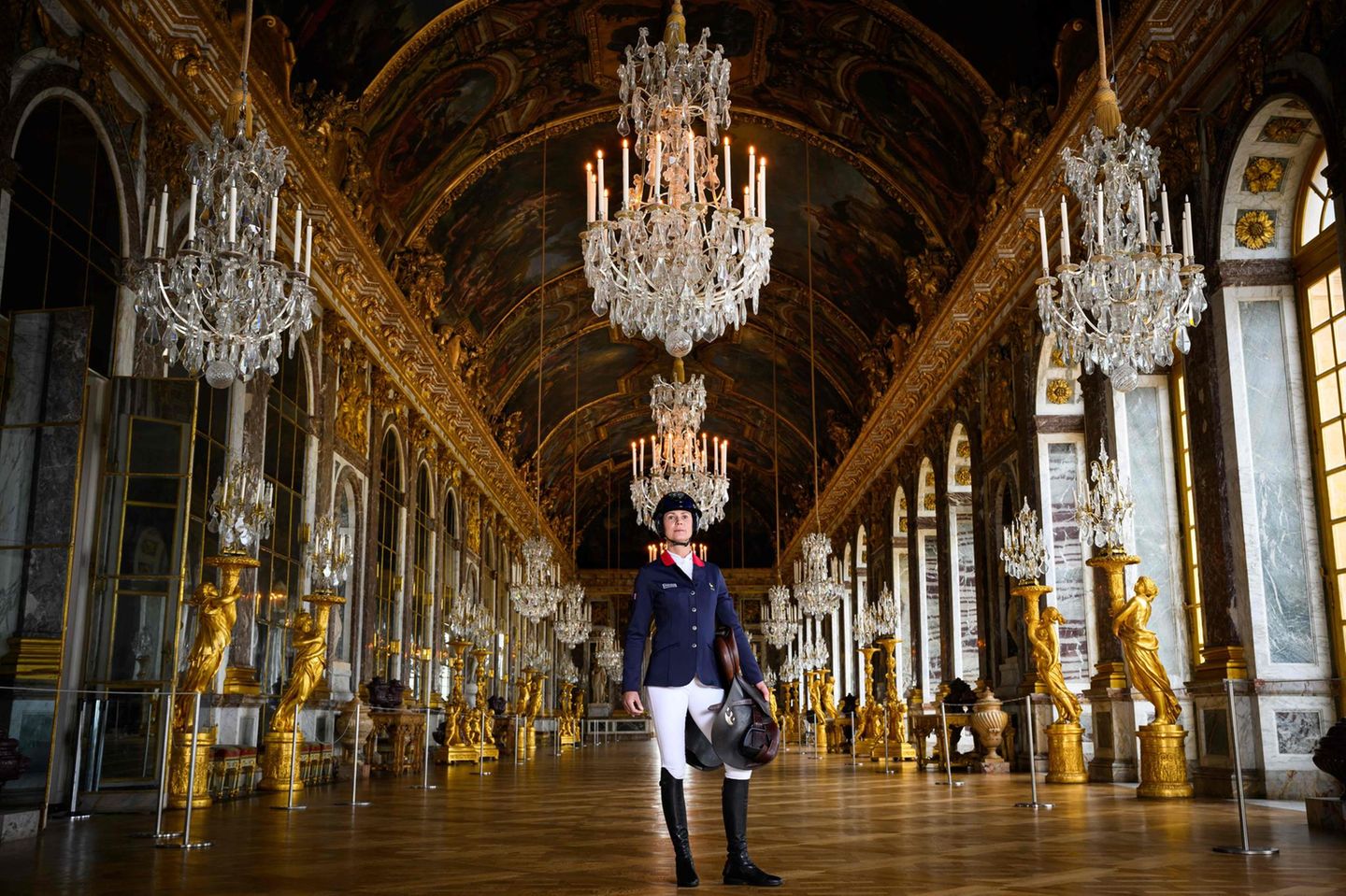 Die französische Springreiterin und Olympiasiegerin Penelope Leprevost posiert im Spiegelsaal