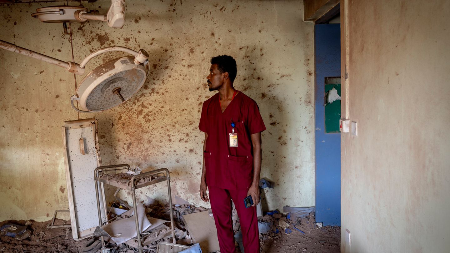 Sudan: War photographer gets rare insight into everyday life in war