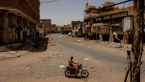 Ein einsames Motorrad in einer komplett zerstörten Straße im Sudan