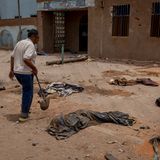 Mehrere Skelette liegen auf einer Straße