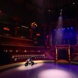 Clara Copponi fährt mit ihrem Fahrrad während eines Fototermins im Cirque d'Hiver Bouglione