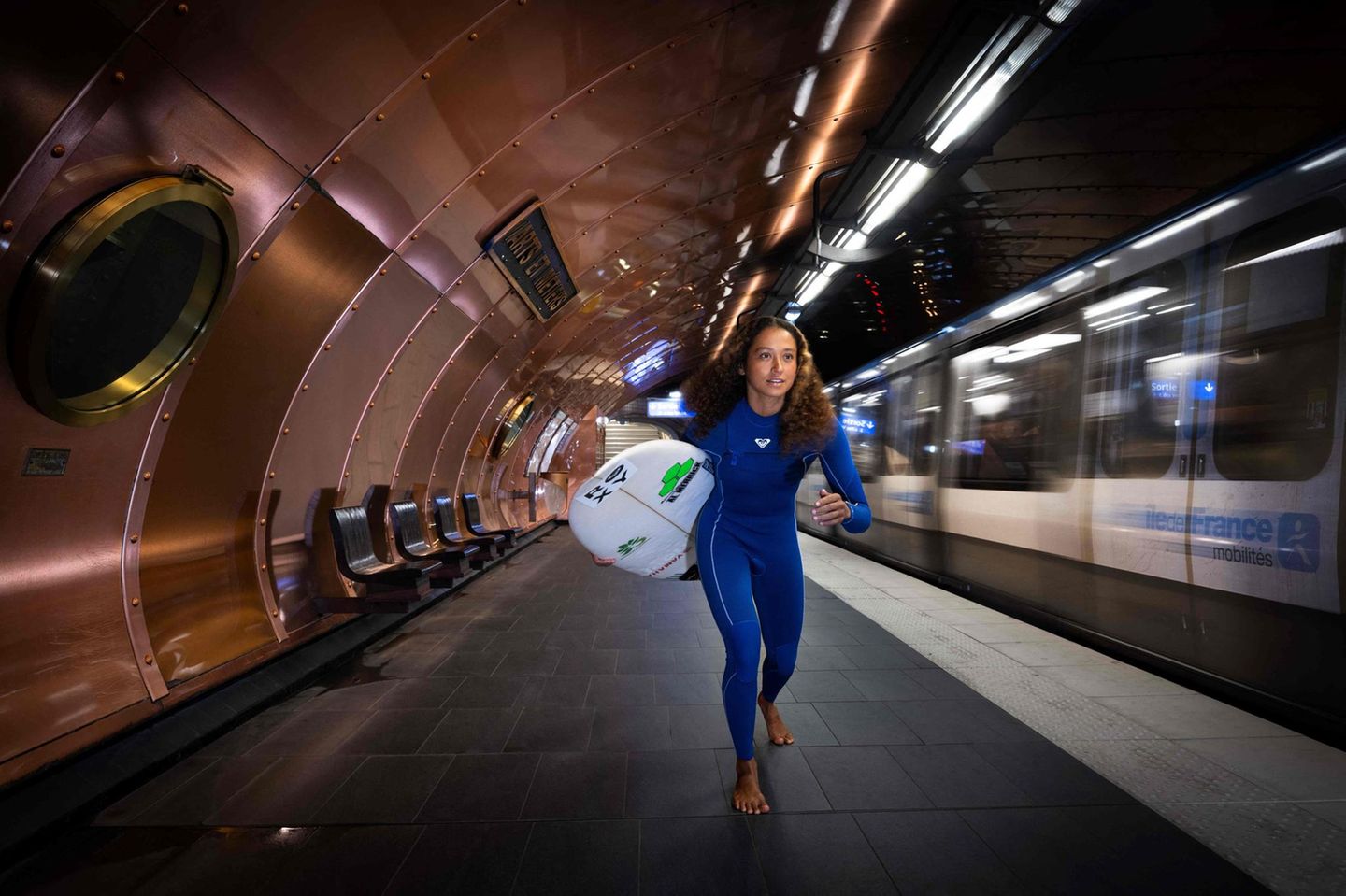 Frankreichs Surferin Vahine Fierro posiert auf dem Bahnsteig der Metrostation Arts et Metiers in Paris Frankreichs Surferin Vahine Fierro posiert auf dem Bahnsteig der Metrostation Arts et Metiers in Paris