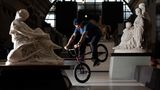 Der französische BMX-Fahrer Matthias Dandois posiert mit seinem Fahrrad im Musée d'Orsay