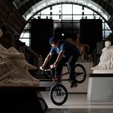 Der französische BMX-Fahrer Matthias Dandois posiert mit seinem Fahrrad im Musée d'Orsay