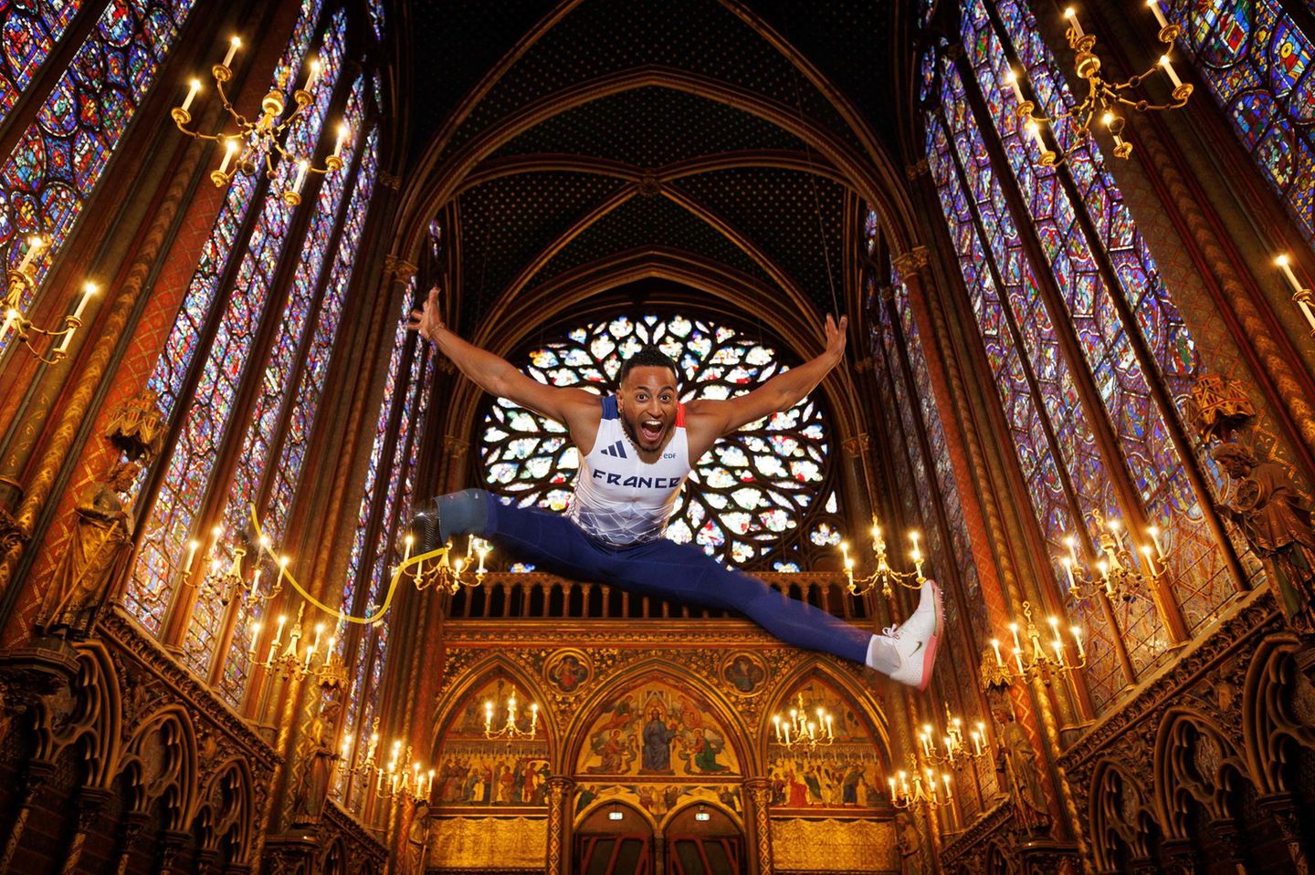 Dimitri Pavade springt, während er in der Sainte-Chapelle (Heilige Kapelle) in Paris posiert Dimitri Pavade springt, während er in der Sainte-Chapelle (Heilige Kapelle) in Paris posiert