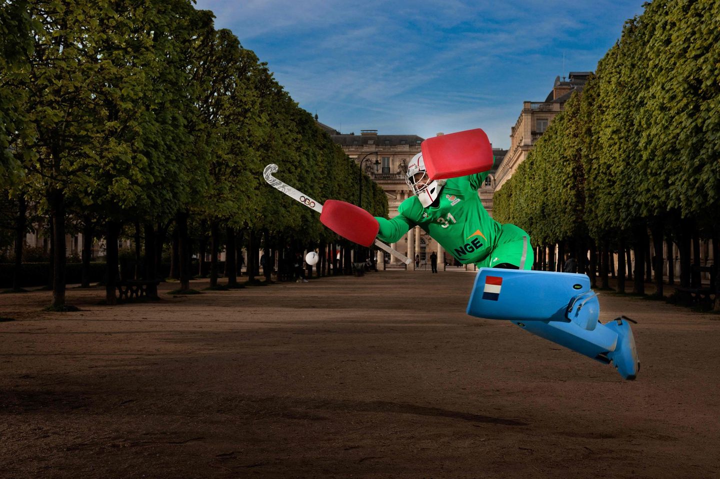 Frankreichs Feldhockey-Torhüterin Mathilde Petriaux posiert im Jardin du Palais Royal in Paris