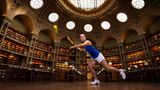 Die französische Tennisspielerin Diane Parry posiert im "Salle Ovale Richelieu" der Bibliothek Richelieu-Louvois