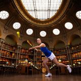 Die französische Tennisspielerin Diane Parry posiert im "Salle Ovale Richelieu" der Bibliothek Richelieu-Louvois