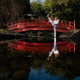 Frankreichs Taekwondoin Magda Wiet Henin posiert im Japanischen Garten des Albert Kahn Museums in Paris