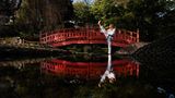 Frankreichs Taekwondoin Magda Wiet Henin posiert im Japanischen Garten des Albert Kahn Museums in Paris