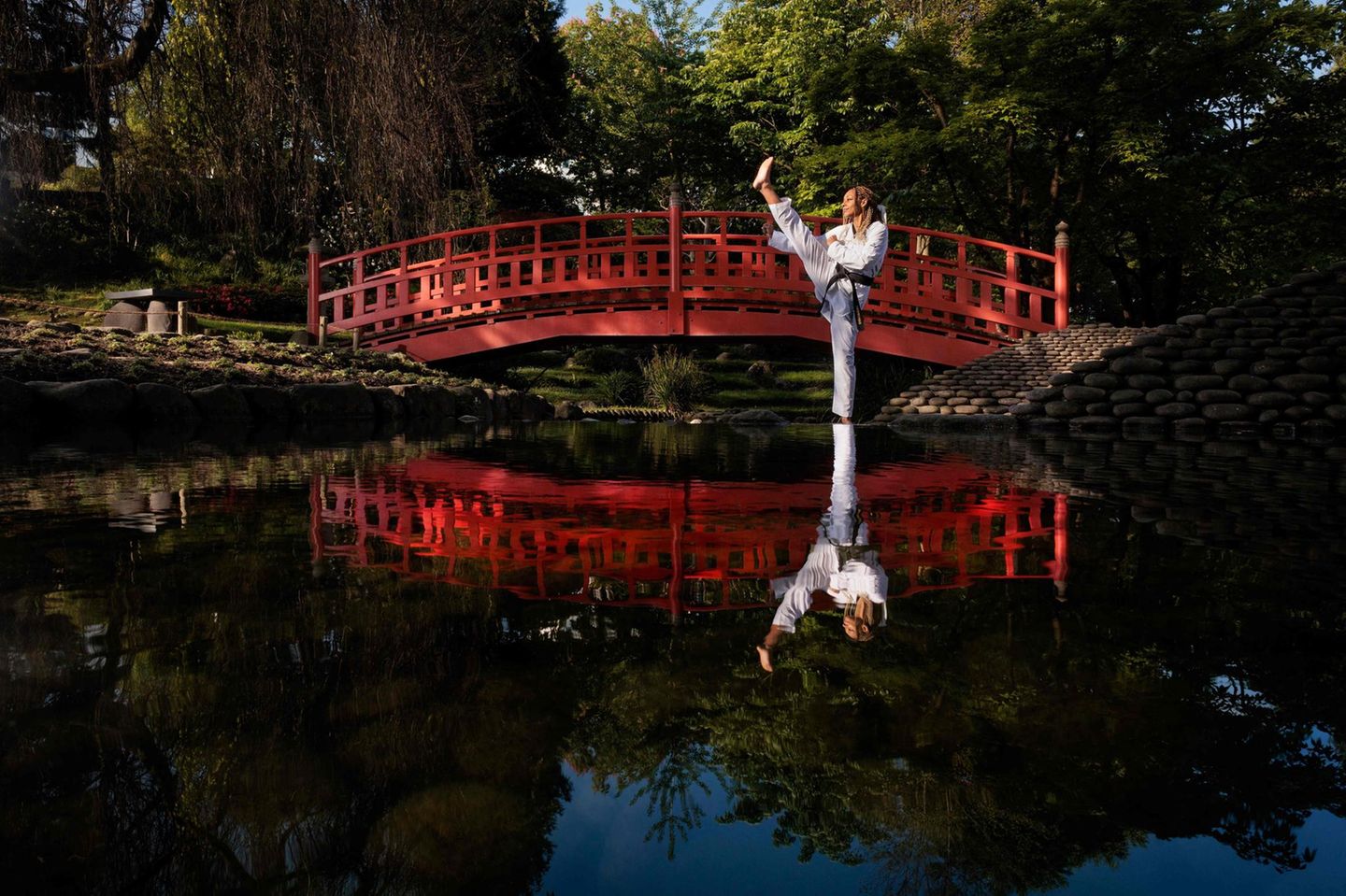 Frankreichs Taekwondoin Magda Wiet Henin posiert im Japanischen Garten des Albert Kahn Museums in Paris Frankreichs Taekwondoin Magda Wiet Henin posiert im Japanischen Garten des Albert Kahn Museums in Paris