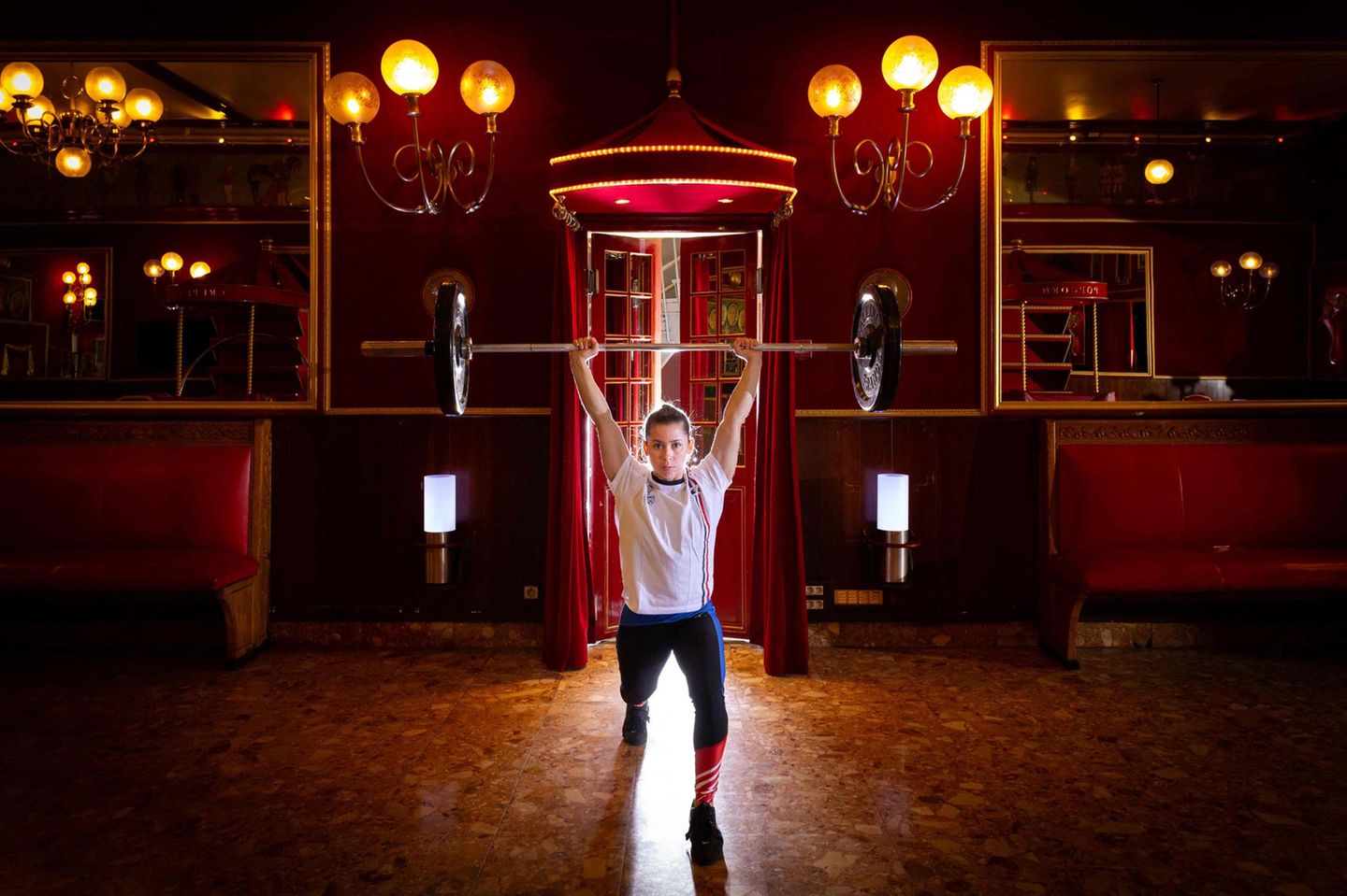 Anais Michel posiert im Cirque d'Hiver Bouglione in Paris am 13. Mai 2024 im Vorfeld der Pariser Olympischen Spiele.