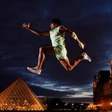 Frankreichs paralympischer Dreispringer Arnaud Assoumani posiert vor der von Ieoh Ming Pei entworfenen Louvre Pyramide in Paris