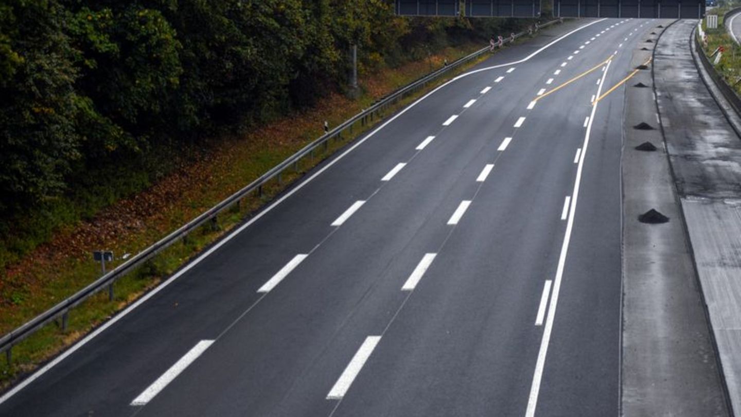 Einschränkungen auf Autobahn: Vollsperrung der A1 für Entfernung einer Freileitung