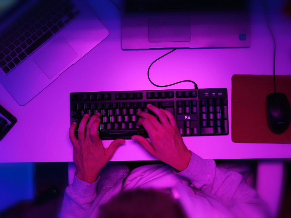 Finger auf Tastatur