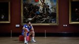 Frankreichs linker Rückraumspieler Nikola Karabatic posiert vor dem ikonischsten Gemälde Frankreichs von Eugene Delacroix