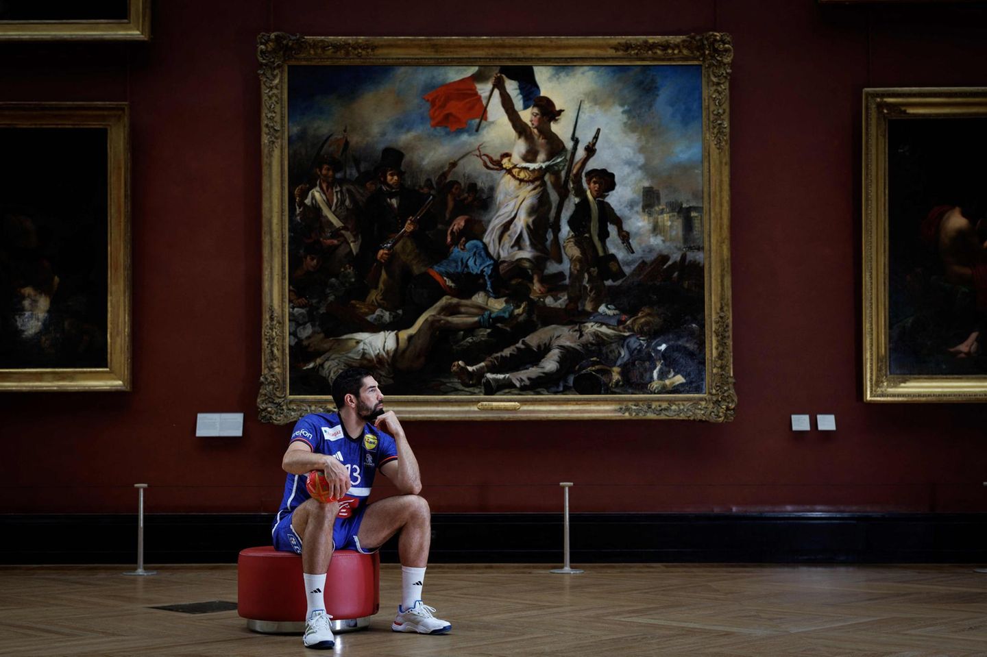 Frankreichs linker Rückraumspieler Nikola Karabatic posiert vor dem ikonischsten Gemälde Frankreichs von Eugene Delacroix Frankreichs linker Rückraumspieler Nikola Karabatic posiert vor dem ikonischsten Gemälde Frankreichs von Eugene Delacroix