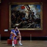 Frankreichs linker Rückraumspieler Nikola Karabatic posiert vor dem ikonischsten Gemälde Frankreichs von Eugene Delacroix