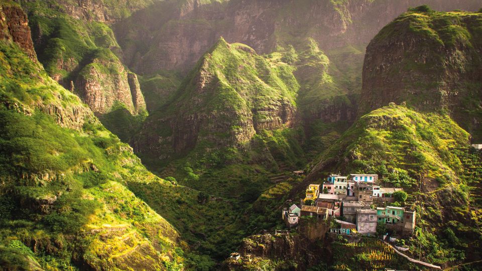 Dorf an den Hängen eines Bergmassivs
