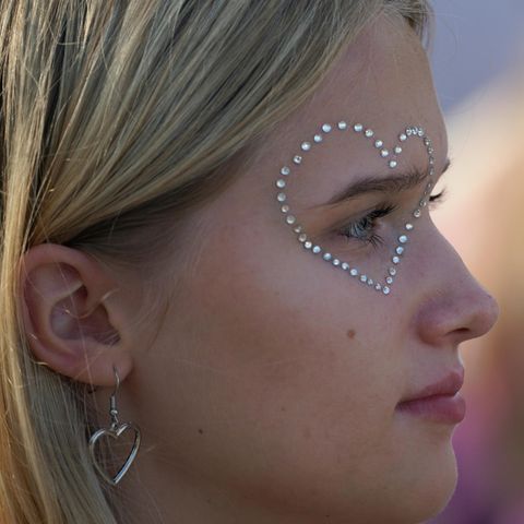 Ein Fan von Taylor Swift trägt ein Herz aus Glitzer im Gesicht