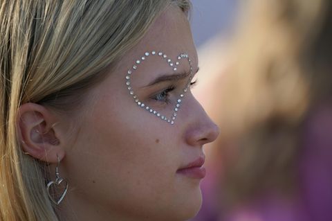 Ein Fan von Taylor Swift trägt ein Herz aus Glitzer im Gesicht
