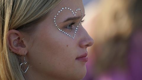 Ein Fan von Taylor Swift trägt ein Herz aus Glitzer im Gesicht