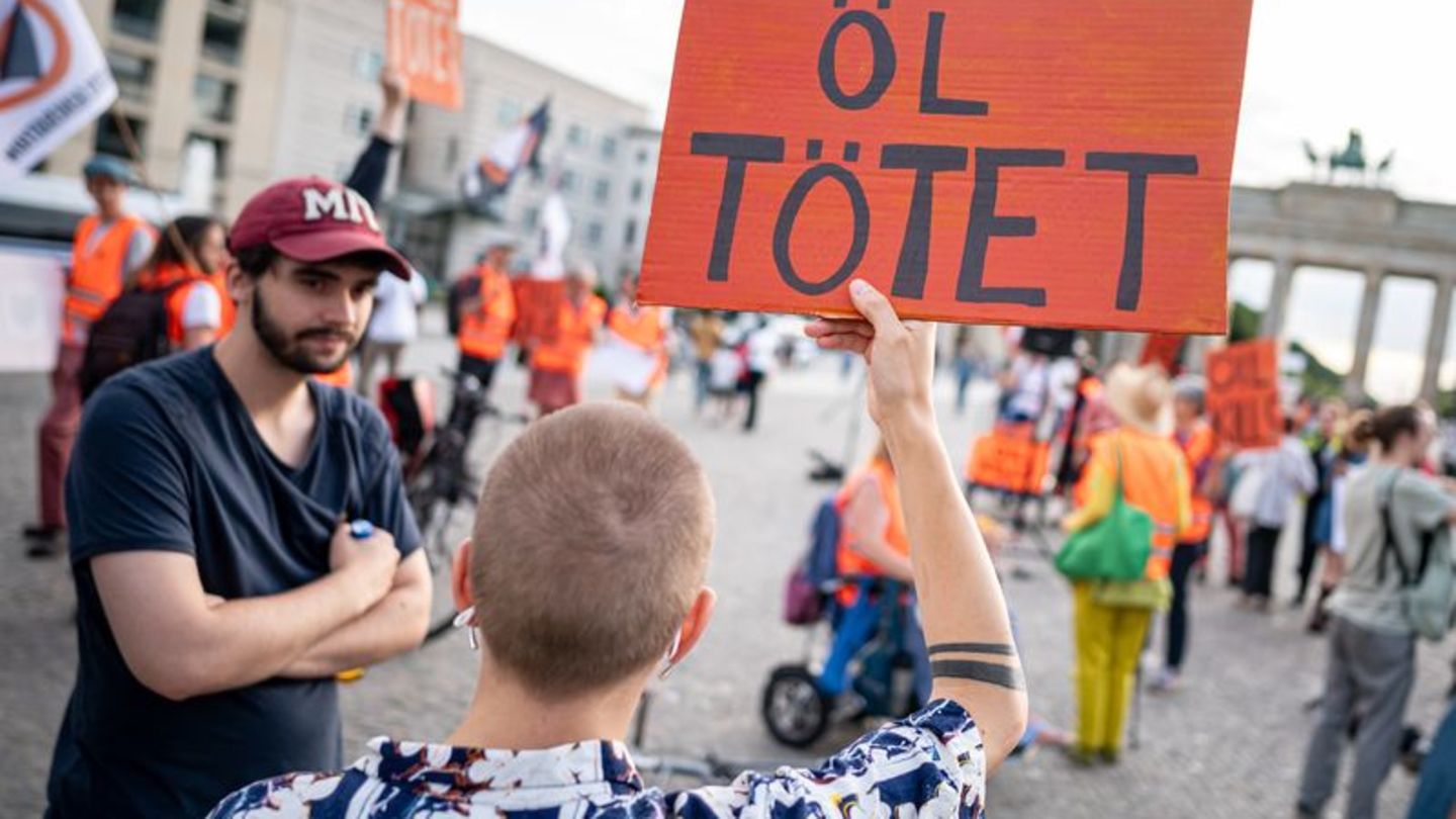 Nach Razzia bei Klimagruppe: Solidaritäts-Versammlung für Letzte Generation in Berlin