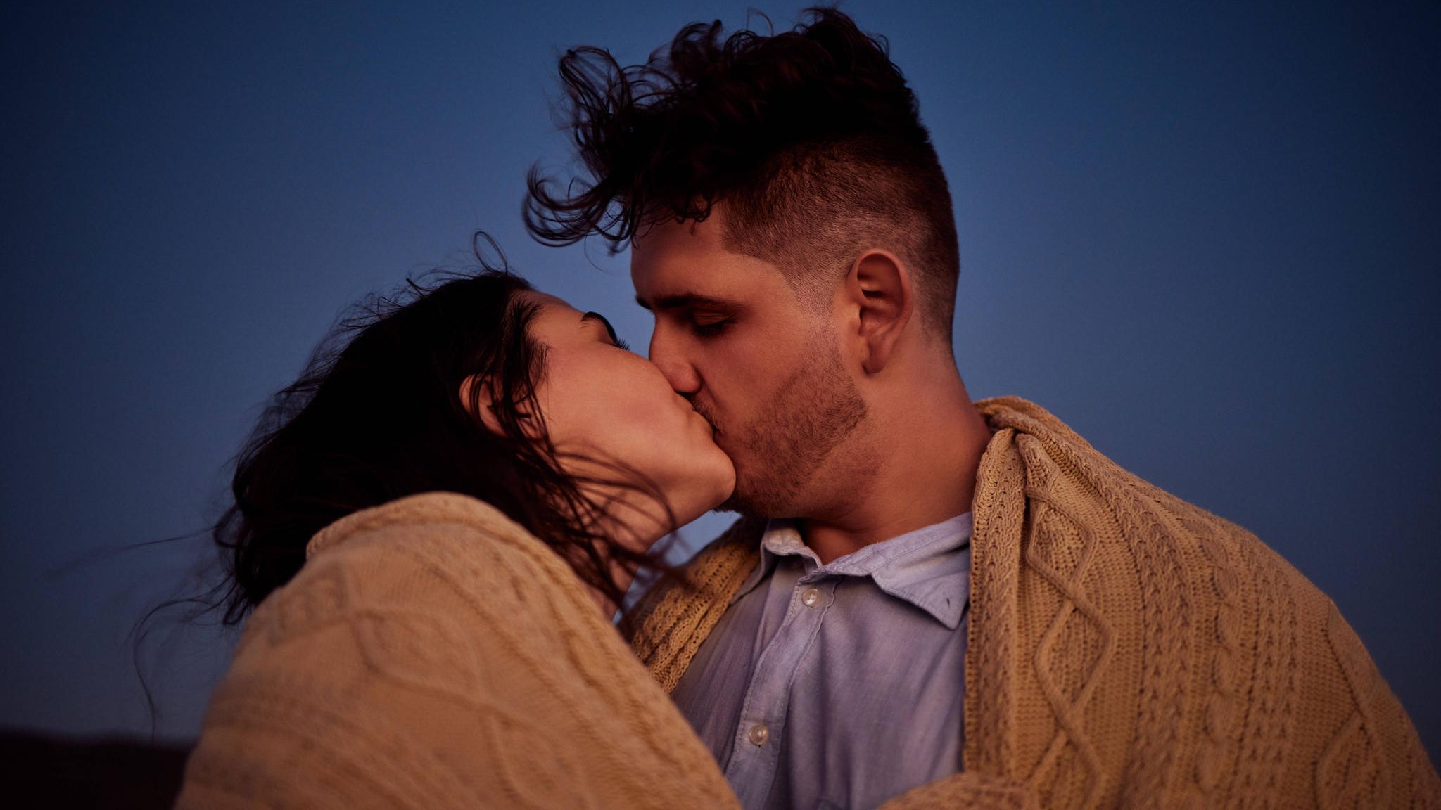 Erste Liebe: Ein Paar küsst sich
