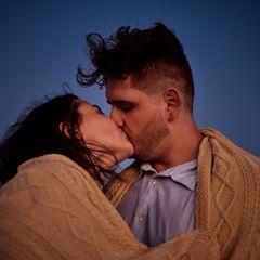 Erste Liebe: Ein Paar küsst sich