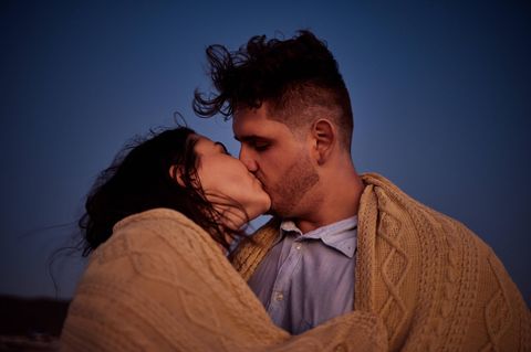 Erste Liebe: Ein Paar küsst sich