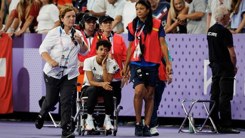 Sanitäter schieben Malaika Mihambo bei Olympia in Paris nach ihrem Silbergewinn aus dem Stade de France