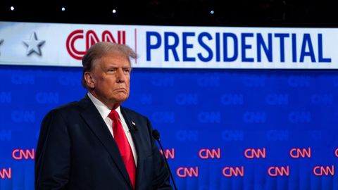 Donald Trump steht während eines TV-Duells im Studio von CNN