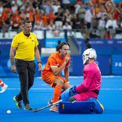 Duco Telgenkamp provoziert den deutschen Hockey-Torhüter Jean-Paul Danneberg