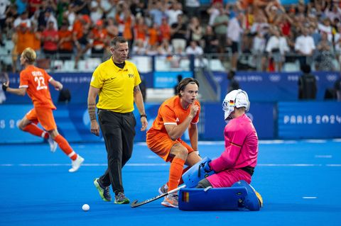 Duco Telgenkamp provoziert den deutschen Hockey-Torhüter Jean-Paul Danneberg