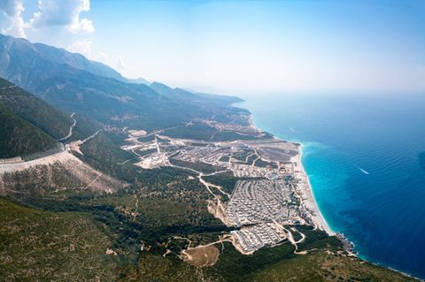 Eine riesige Baustelle an einer ansonsten bewaldeten Küste Albaniens