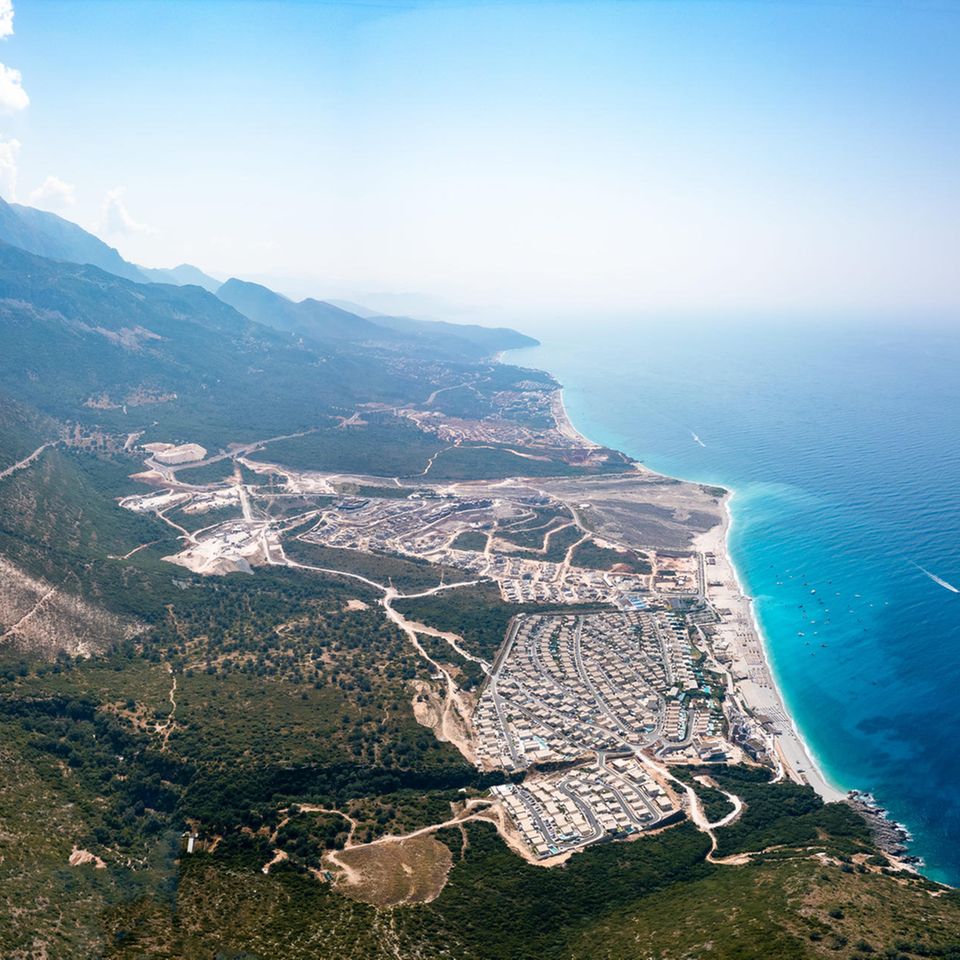 Eine riesige Baustelle an einer ansonsten bewaldeten Küste Albaniens