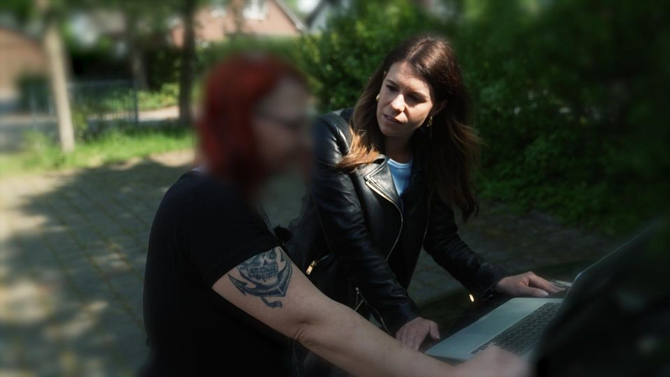 2 Frauen am Gartentor, eine verpixel