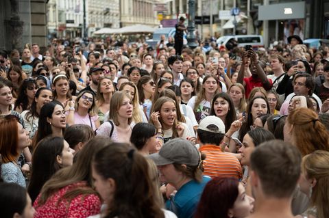 Hunderte Swifties versammeln sich am Stephansplatz zum gemeinsamen Singen.