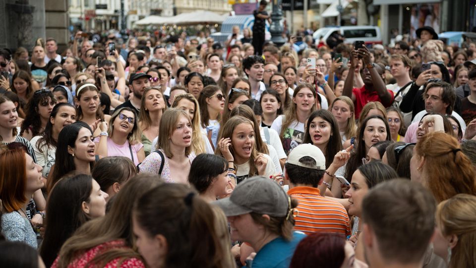 Hunderte Swifties versammeln sich am Stephansplatz zum gemeinsamen Singen.
