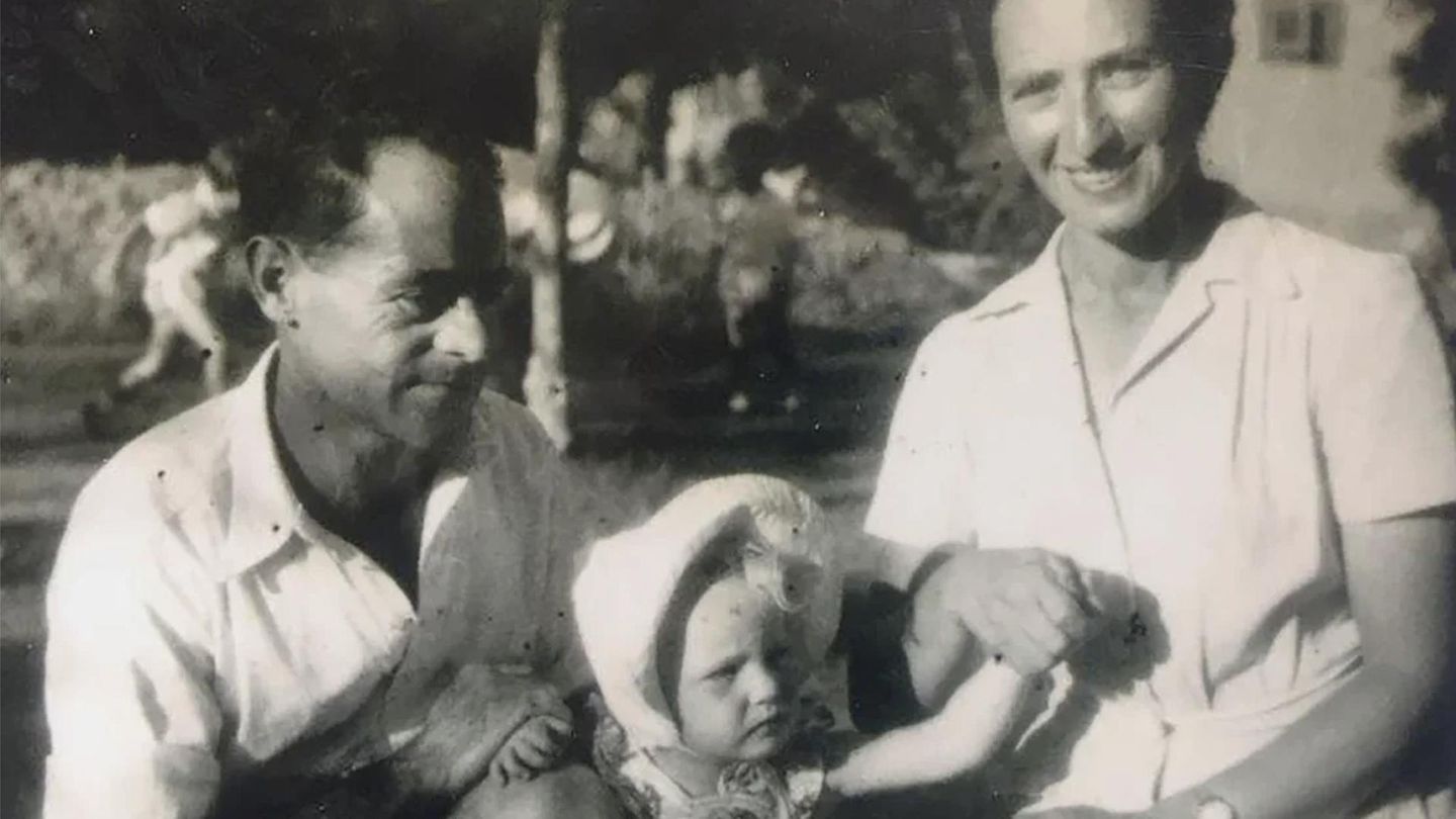 Israel Elana Milman mit ihrem Adoptivvater Eliezer Rosenfeld und Adoptivmutter Hulda Israel Elana Milman mit ihrem Adoptivvater Eliezer Rosenfeld und Adoptivmutter Hulda