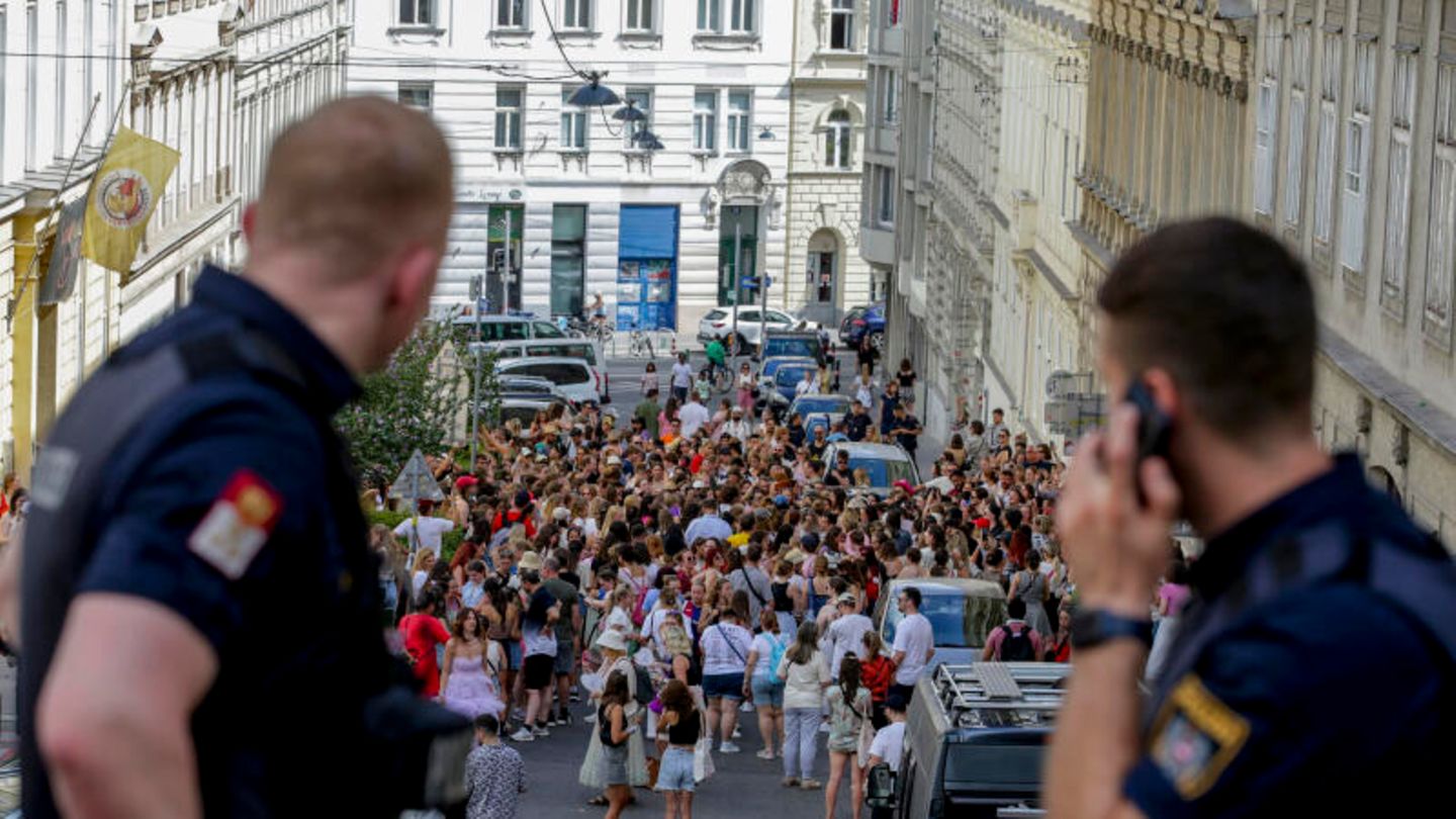 Taylor Swift-Fans versammeln sich in der Corneliusgasse in Wien