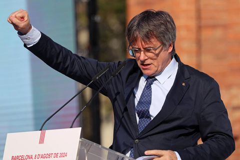 Carles Puigdemont reckt bei seiner Rede in Barcelona die rechte Faust in die Luft