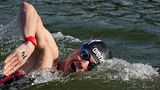 Paris, Frankreich. Tief Luft holen und bloß nicht zu viel Wasser schlucken! Deutschlands Freiwasserschwimmer, Oliver Klemet, pflügt im 10-Kilometer-Rennen durch die Seine. Ob er während des Wettkampfs an die Medaillen gedacht oder Stoßgebete zum Himmel geschickt hat, damit er sich in dem schmutzigen Wasser keine Krankheit einfängt?