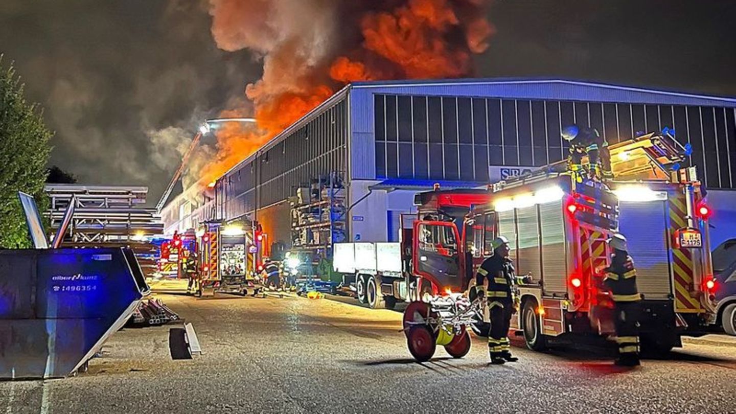 Feuerwehreinsatz: Brand in Münchner Produktionshalle - Einsturzgefahr