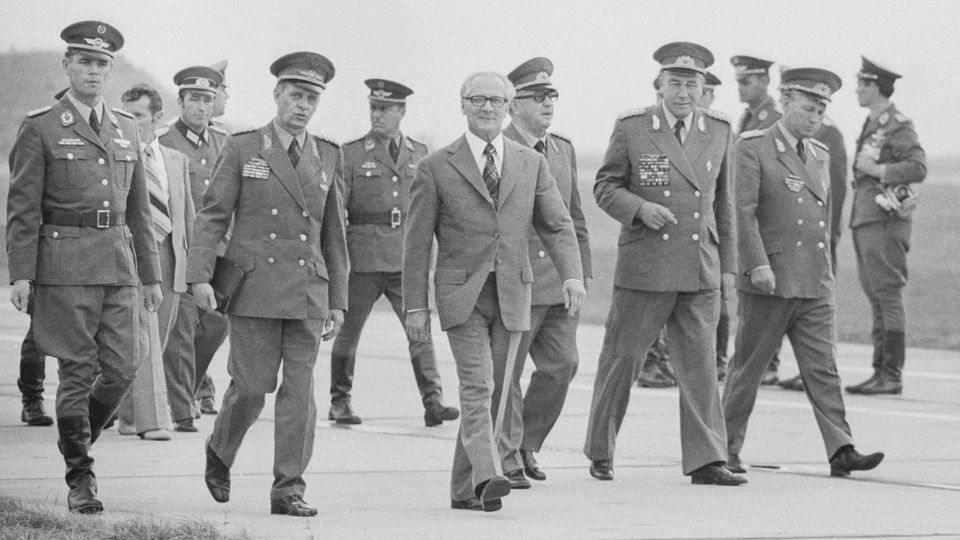 Honecker Everything for world peace: SED head of state Erich Honecker with the Minister of Defense and other high-ranking generals