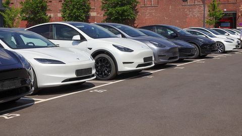 Teslas auf einem Parkplatz