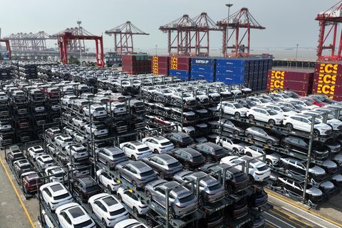 Tausende Autos mit Hybrid- oder Elektroantrieb aus China warten darauf, weltweit verschifft zu werden