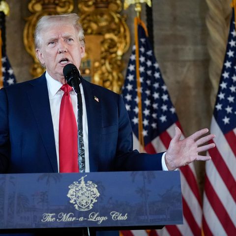 Donald Trump gibt in Mar-a-Lago eine Pressekonferenz