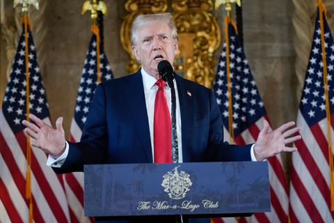 Donald Trump gibt in Mar-a-Lago eine Pressekonferenz