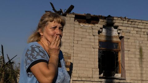 Eine Frau steht in einem Hof in der ostukrainischen Stadt Kostjantyniwka